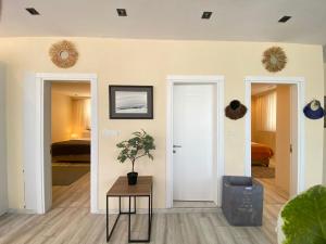 Imagen de la galería de Sea View Getaway 2BR Flat Walk to Shorelin, en Bogazici