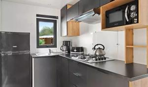 Køkken eller tekøkken på Séjour famille Camping 5 étoiles