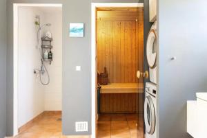 VejbyにあるTennis, spa outside & inside and sauna - Tisvildelundのバスルーム(シャワー付)、木製のドアが備わります。 +54枚の写真