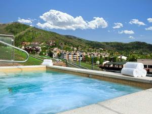 una piscina con un tren al fondo en Sheraton Steamboat Resort Villas Studio Apartment with Resort Access, en Steamboat Springs