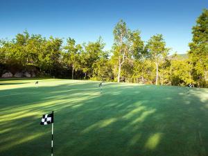 Un campo de golf con una bandera a cuadros en un green en Sheraton Steamboat Resort Villas Studio Apartment with Resort Access, en Steamboat Springs
