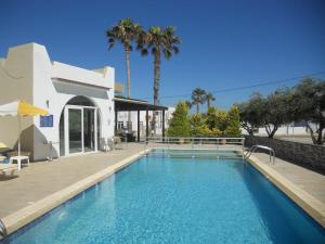 una piscina di fronte a una villa di Floral Studios a Kefalos