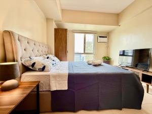 Televiisor ja/või meelelahutuskeskus majutusasutuses Cebu AvidaRiala Condotel by Go2Stays