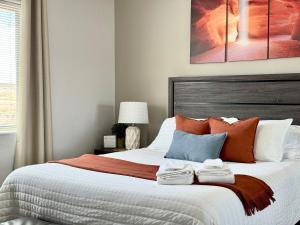 Postel nebo postele na pokoji v ubytování Lake Powell Views and Prime Location + 36 fotografií