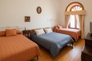 a bedroom with two beds and a window at Halley in Vicuña