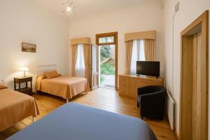 a hotel room with a bed and a tv and a room at Halley in Vicuña