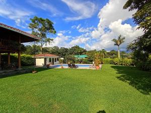 a yard with a swimming pool and a house at La muñeca Chalet in Circasia