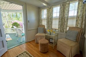 a living room with two chairs and a table at Scranton Seahorse Inn in Madison