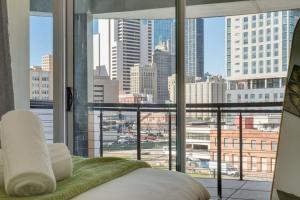 Ένα ή περισσότερα κρεβάτια σε δωμάτιο στο City View 2BR Apartments