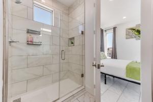 Ένα μπάνιο στο City View 2BR Apartments +70 φωτογραφίες