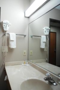Ένα μπάνιο στο Watseka 24 Inn & Suites +29 φωτογραφίες