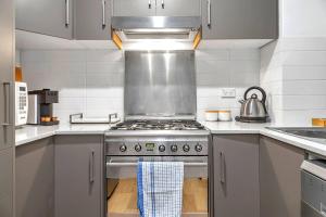 Η κουζίνα ή μικρή κουζίνα στο Sands & Hearth - Minutes to Beach & Moseley Square +6 φωτογραφίες