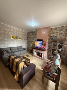 Televisyen dan/atau pusat hiburan di Casa em Pinhal com piscina e lareira