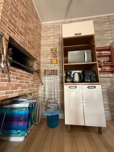 Dapur atau dapur kecil di Casa em Pinhal com piscina e lareira