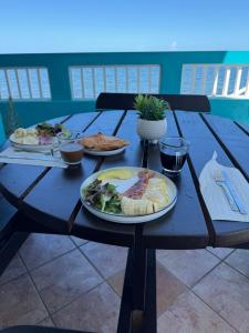 Photo de la galerie de l'établissement 1st floor terrace Ocean breeze & laughter sleeps 6, 