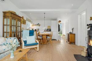 un salon avec un canapé et une table dans l'établissement 8171-Praesto-Solsortvej-11, à Præstø