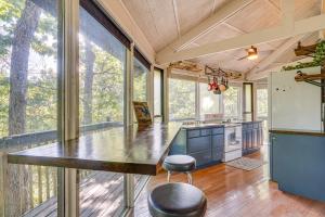 Photo de la galerie de l'établissement Unique Treehouse Hideaway Near Lake of the Ozarks, à Lac des Ozarks