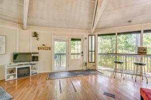 Photo de la galerie de l'établissement Unique Treehouse Hideaway Near Lake of the Ozarks, à Lac des Ozarks
