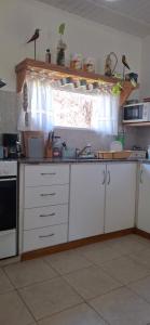 una cocina con fregadero y ventana en Laguna de Gómez Ensueño, en Junín 11 fotos más