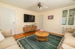 Gambar di galeri bagi Cozy 3BDR Downtown Salem with parking di Salem