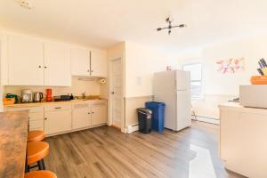 Gambar di galeri bagi Cozy 3BDR Downtown Salem with parking di Salem