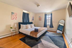 Gambar di galeri bagi Cozy 3BDR Downtown Salem with parking di Salem