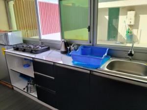 a kitchen counter top with a sink and a sink at Mini Departamento in Tulcán
