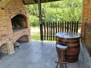 eine Terrasse mit gemauertem Kamin, einem Tisch und einer Bar in der Unterkunft Holiday Home Katica - Two-Bedroom Holiday Home in Donja Stubica