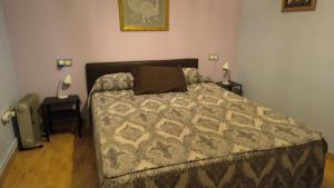 una camera da letto con un letto e due comodini con lampade di Casa Navarra a Zamora