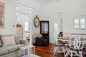 Zona de estar de Riverfront Cottage