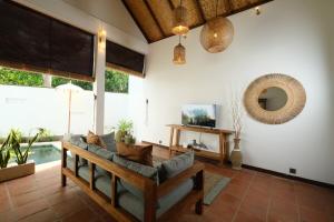 Μια τηλεόραση ή/και κέντρο ψυχαγωγίας στο Tosca Villas, Two Bedrooms Pool Villa In Umalas