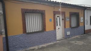 Un edificio con una porta bianca sul lato. di Casa Navarra a Zamora