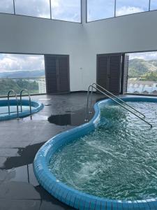 un gran charco de agua en un edificio en Ella Residence Homestay 2, en Brinchang