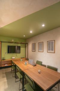 a conference room with a large wooden table and a laptop at Ap em São Paulo- 3 quadras metro in Sao Paulo