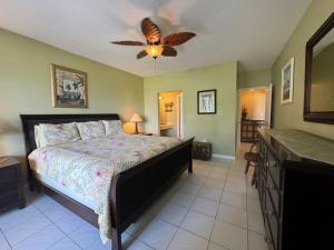 Un dormitorio con una cama y un ventilador de techo. en Island Oasis at Pelican Cove St Croix, en Christiansted 17 fotos más