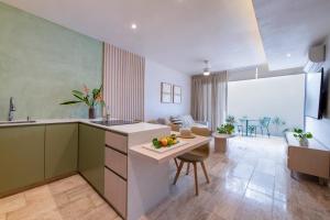 a kitchen with a table with fruit on a counter at Monne departamento de lujo en Mérida, Planta baja in Mérida