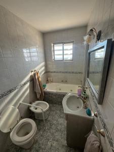 Bilik mandi di Downtown apartment in Neuquén