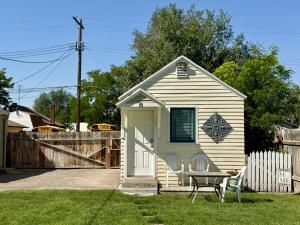 a small house with a table and chairs in a yard at Cozy Studio Cottage in Downtown Twin Falls in Twin Falls