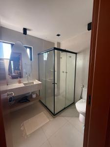 Un baño con ducha de cristal y un inodoro. en Manatee C101 Patacho Porto de Pedras, en Porto de Pedras