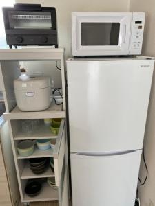 a microwave and a refrigerator in a kitchen at 天然プラネタリウムcottage星空D棟 in Nasushiobara +6 photos