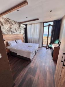 SarıyerにあるGoga Otelのベッドと大きな窓のある寝室 +129枚の写真