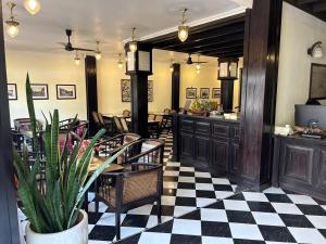 eine Lobby mit Schachbrettmusterboden und ein Restaurant in der Unterkunft Hotel Khamvongsa in Vientiane