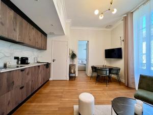 un soggiorno con cucina e tavolo di La Suite Ambiance chambre d hotel Cosy a Orléans