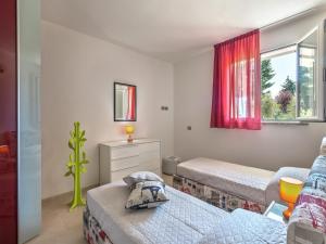 a bedroom with two beds and a window at Tranquil Escape in Tavullia in Tavullia +32 photos