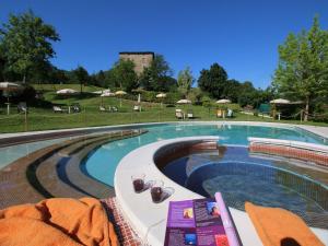 Una piscina con una mesa y vasos encima. en Country House Getaway in Apecchio, en Apecchio 32 fotos más
