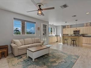 Η κουζίνα ή μικρή κουζίνα στο Kamaiki Circle Kahului Stay