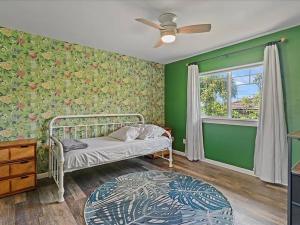 Ένα ή περισσότερα κρεβάτια σε δωμάτιο στο Kamaiki Circle Kahului Stay +49 φωτογραφίες