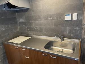 淡路市にある山縣屋のシンクとカウンタートップのあるキッチン +10枚の写真