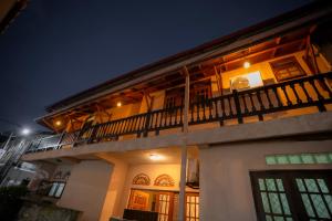 高尔Albert Guest - Galle Fort的一座晚上带阳台的建筑