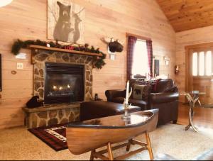 Χώρος καθιστικού στο Falcon Crest cabin